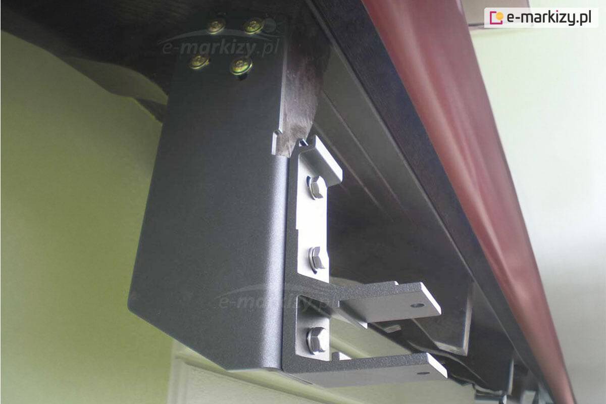 Kiedy zastosować dodatkowy uchwyt ścienny albo uchwyt sufitowy do markiz?
