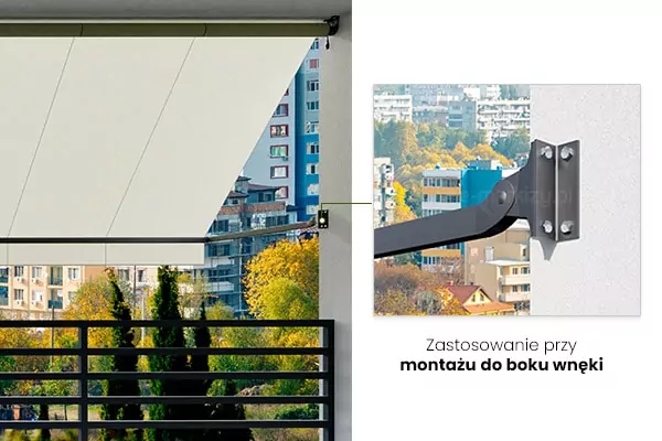 Zdjęcie przedstawia techniczne zastosowanie markizy balkonowej Italia. skupiając się na sposobie jej instalacji. Na głównym planie widoczny jest fragment balkonu w bloku mieszkalnym lub apartamentowcu, gdzie zamontowano markizę o jasnokremowym lub białym poszyciu. Markiza jest rozwinięta i nachylona pod kątem, a jej konstrukcja opiera się na ciemnych, antracytowych ramionach. Balustrada balkonu wykonana jest z poziomych, czarnych profili metalowych, za którymi rozpościera się widok na panoramę miasta z drzewami w jesiennych barwach oraz wielopiętrowymi budynkami. Po prawej stronie zdjęcia znajduje się powiększony detal techniczny w formie osobnej grafiki, która przedstawia zbliżenie na mechanizm mocujący. Jest to uchwyt montażowy w kolorze ciemnoszarym, przytwierdzony do bocznej ściany wnęki balkonowej za pomocą czterech śrub. Do uchwytu przymocowane jest ruchome ramię markizy, co umożliwia regulację kąta nachylenia materiału. Pod detalem technicznym umieszczono napis w języku polskim: "Zastosowanie przy montażu do boku wnęki". Całość ma charakter instruktażowy, pokazujący praktyczne rozwiązanie montażowe w architekturze miejskiej.