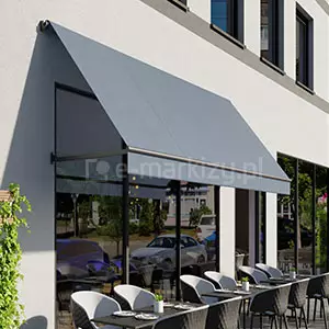 Markiza Italia Selt bez kasety osłaniająca witrynę kawiarni oraz wiklinowe krzesła