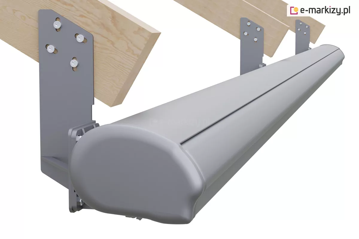 Trójwymiarowa wizualizacja techniczna przedstawiająca system montażu markizy kasetowej do krokwi dachowych. Na pierwszym planie widoczna jest boczna pokrywa i fragment profilu aluminiowej kasety markizy w kolorze srebrnym (szarym). Kaseta jest zamocowana do pionowego, stalowego uchwytu krokwiowego o kształcie litery „L”. Uchwyt ten jest przykręcony do boku drewnianej krokwi za pomocą czterech śrub z podkładkami. W tle widoczne są dwie kolejne krokwie dachowe z analogicznie zamontowanymi uchwytami, które podtrzymują dalszą część profilu markizy. Całość konstrukcji jest ukazana na białym, neutralnym tle, co podkreśla detale elementów montażowych oraz strukturę drewna i metalu.