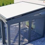 Zadaszenie pergoli ze szklanymi ścianami za pomocą systemu veranda V Ziiip w kolorze dostosowanym do barwy konstrukcji