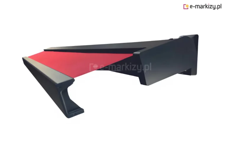 Czarna konstrukcja oraz lekko wysunięte czerwone poszycie markizy Quadra ukazane na białym tle.