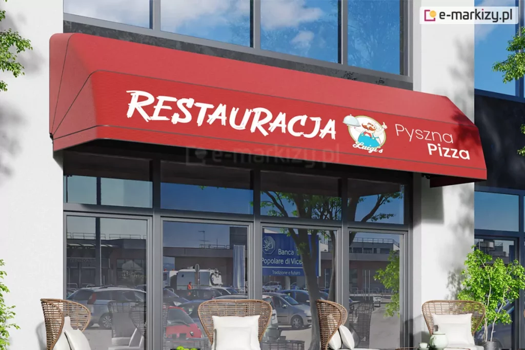 Markiza koszowa prosta z poszyciem i prostą falbaną w kolorze czerwonym z wykonanym na polu nad falbaną dużym nadrukiem reklamowym z logo restauracji oraz napisami "Restauracja po lewej" i "pyszna pizza", umieszczona na fasadzie nowoczesnego budynku z dużym oknem tworzącym wejście do restauracji.