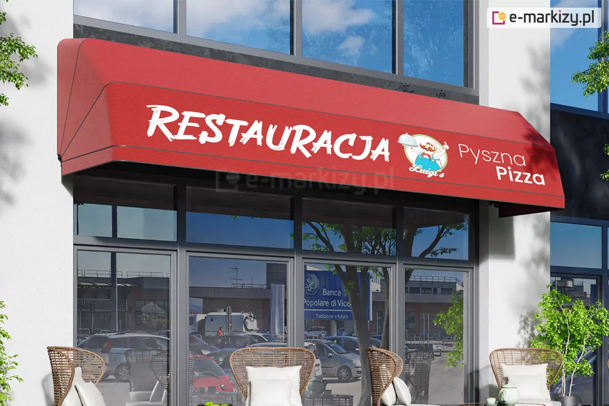 Markiza koszowa prosta z poszyciem i prostą falbaną w kolorze czerwonym z wykonanym na polu nad falbaną dużym nadrukiem reklamowym z logo restauracji oraz napisami "Restauracja po lewej" i "pyszna pizza", umieszczona na fasadzie nowoczesnego budynku z dużym oknem tworzącym wejście do restauracji.