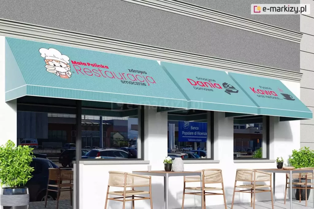 Trzy nowoczesne markizy koszowe o sztywnym, trójkątnym profilu i błękitnym poszyciu w subtelne pionowe prążki, zamontowane w rzędzie na białej elewacji restauracji. Nadruki reklamowe na markizach wykonano w kolorach czerwonym, czarnym i białym: pierwsza od lewej przedstawia logo z kucharzem i napis Restauracja Mała Polinka, druga napis Smaczne Dania Domowe z ikoną serwowania potraw, a trzecia napis Pyszna Kawa oraz Herbatka z grafiką filiżanki. Osłony posiadają prostą falbanę wykończoną białą lamówką i są zamontowane nad dużymi witrynami lokalu gastronomicznego. Pod markizami znajduje się letni ogródek z nowoczesnymi, plecionymi krzesłami i stolikami, a w szybach odbijają się zaparkowane samochody oraz sąsiedni budynek. Powyżej markiz elewacja ozdobiona jest poziomym pasem w kolorze ciemnoszarym z dekoracyjnym gzymsem.