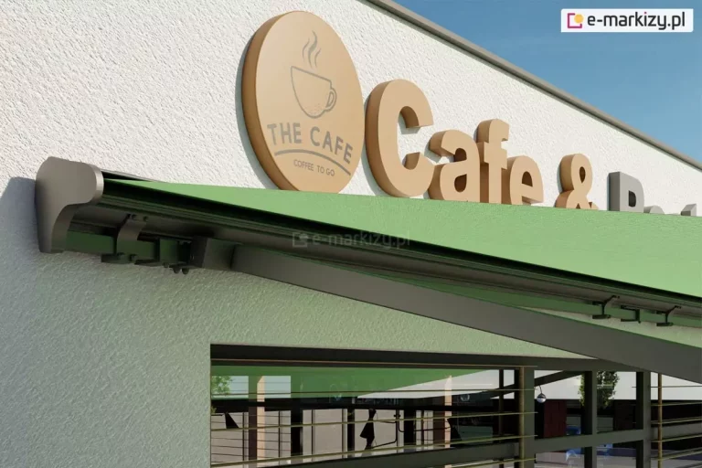 Zdjęcie prezentuje wizualizację fragmentu elewacji nowoczesnej kawiarni o nazwie „The Cafe & Restaurant”, nad której wejściem zamontowano profesjonalną markizę tarasową Palladio z poszyciem w kolorze soczystej zieleni. Konstrukcja markizy, obejmująca kasetę, ramiona przegubowe oraz profil czołowy, wykonana jest z aluminium lakierowanego na matowy odcień ciemnego antracytu. Markiza jest częściowo rozłożona, rzucając cień na duże przeszklenia lokalu z horyzontalnymi szprosami. Powyżej markizy, na białej, chropowatej ścianie budynku, widnieje logotyp kawiarni w formie okrągłego szyldu z grafiką filiżanki oraz duże, trójwymiarowe litery tworzące napis. Mechanizm mocujący markizę do ściany jest widoczny pod poszyciem i składa się z solidnych uchwytów oraz przegubów ramion, które zapewniają stabilność osłony. Całość ujęcia utrzymana jest w jasnej, słonecznej kolorystyce, podkreślającej estetyczne dopasowanie zielonej tkaniny do identyfikacji wizualnej lokalu.
