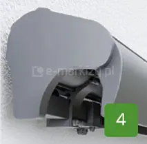 Lewy bok markizy Palladio z widocznym fragmentem beki przedniej w kolorze srebrzysty grafit. Markiza zamocowana na białej ścianie. W prawym dolnym rogu zielony kwadrat o zaokrąglonych narożnikach z wpisaną w jego centrum biała cyfrą 4.