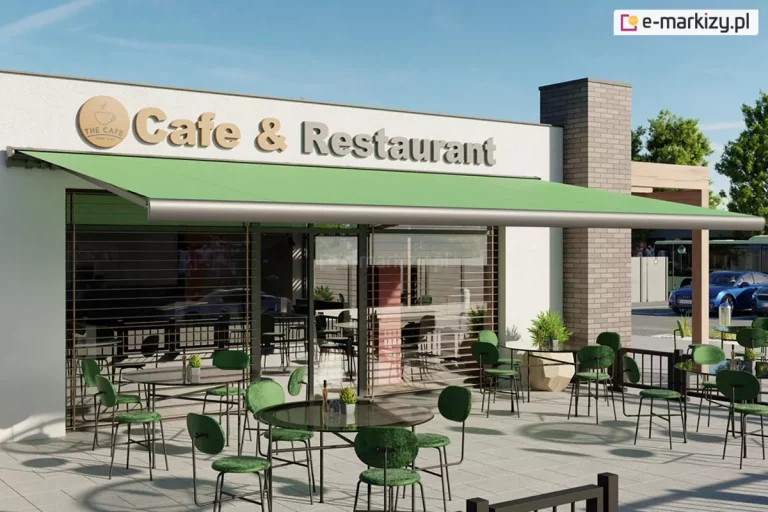 zewnętrzny ogródek kawiarni i restauracji o nazwie „Cafe & Restaurant”, nad którym zamontowano szeroką, rozkładaną markizę o gładkim poszyciu w kolorze żywej, jasnej zieleni - model Palladio Selt. Markiza opiera się na srebrnej, aluminiowej konstrukcji z grubą, zaokrągloną belką przednią, która nadaje całości nowoczesny wygląd. Została ona przytwierdzona do białej fasady parterowego budynku, na której widnieje duży napis z nazwą lokalu oraz okrągły logotyp z filiżanką kawy. Pod zadaszeniem znajduje się przestronny taras wyłożony jasnoszarymi płytami, na którym ustawiono liczne stoliki z ciemnymi, błyszczącymi blatami oraz dopasowane do nich krzesła z okrągłymi siedziskami i oparciami w kolorze butelkowej zieleni. Przeszklone ściany restauracji, osłonięte od wewnątrz poziomymi żaluzjami, odbijają otoczenie, w tym zaparkowane w oddali samochody. Po prawej stronie widoczny jest pionowy filar wykonany z szarej cegły oraz fragment nowoczesnej pergoli. Całość sceny jest oświetlona pełnym słońcem, tworząc wyraźną linię cienia rzucanego przez zieloną markizę na stoliki i posadzkę, co podkreśla jej funkcję ochronną w słoneczny dzień. W tle widoczne są zielone drzewa oraz bezchmurne, błękitne niebo.