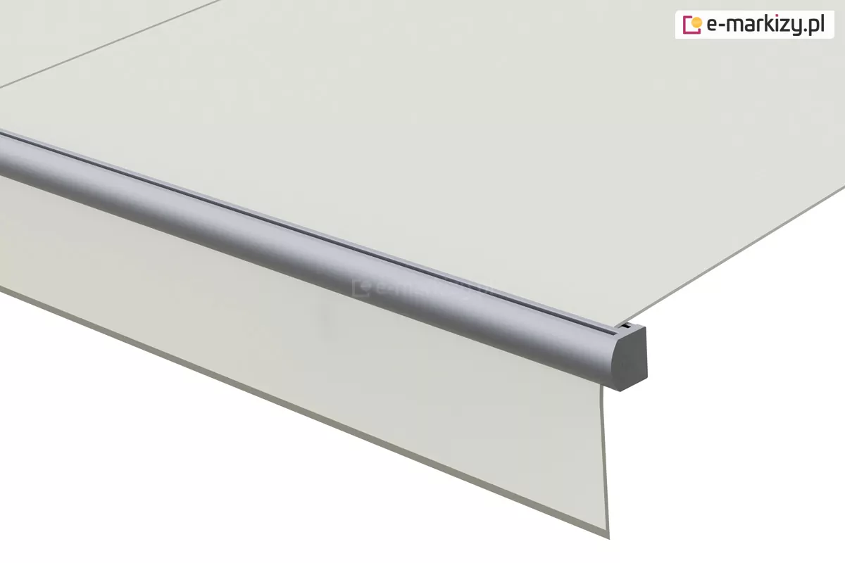 Zbliżenie na aluminiową belkę frontową markizy tarasowej Jamaica w kolorze srebrnym/szarym, na której zamontowane jest poszycie z tkaniny. Zdjęcie przedstawia konstrukcję dwupoziomową: górna część materiału biegnie poziomo, tworząc główny dach markizy, natomiast dolna część tkaniny zwisa pionowo, tworząc tak zwaną falbanę (voverlay). Belka posiada profil o zaokrąglonym froncie z widocznym kanałem montażowym u góry oraz plastikową zaślepkę boczną o wielokątnym kształcie. Tkanina jest gładka, w jednolitym jasnoszarym lub kremowym kolorze, o wysokim stopniu napięcia. Całość ukazana na neutralnym, białym tle w rzucie izometrycznym.