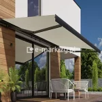 Wysokiej jakości wysuwana markiza nad taras Palladio Selt z jasną tkaniną i ciemną konstrukcją