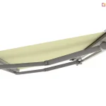 Zdjęcie produktowe markizy tarasowej Tremolo w pełnej kasecie, widoczne od dołu na białym tle. Model posiada białą konstrukcję aluminiową oraz jasnokremowe poszycie. Na fotografii wyraźnie wyeksponowano system dwóch wytrzymałych ramion przegubowych, które stabilizują rozwiniętą tkaninę. Widoczna jest dolna część kasety oraz profil przedni, co pozwala ocenić estetykę wykończenia mechanizmu rozkładania markizy.