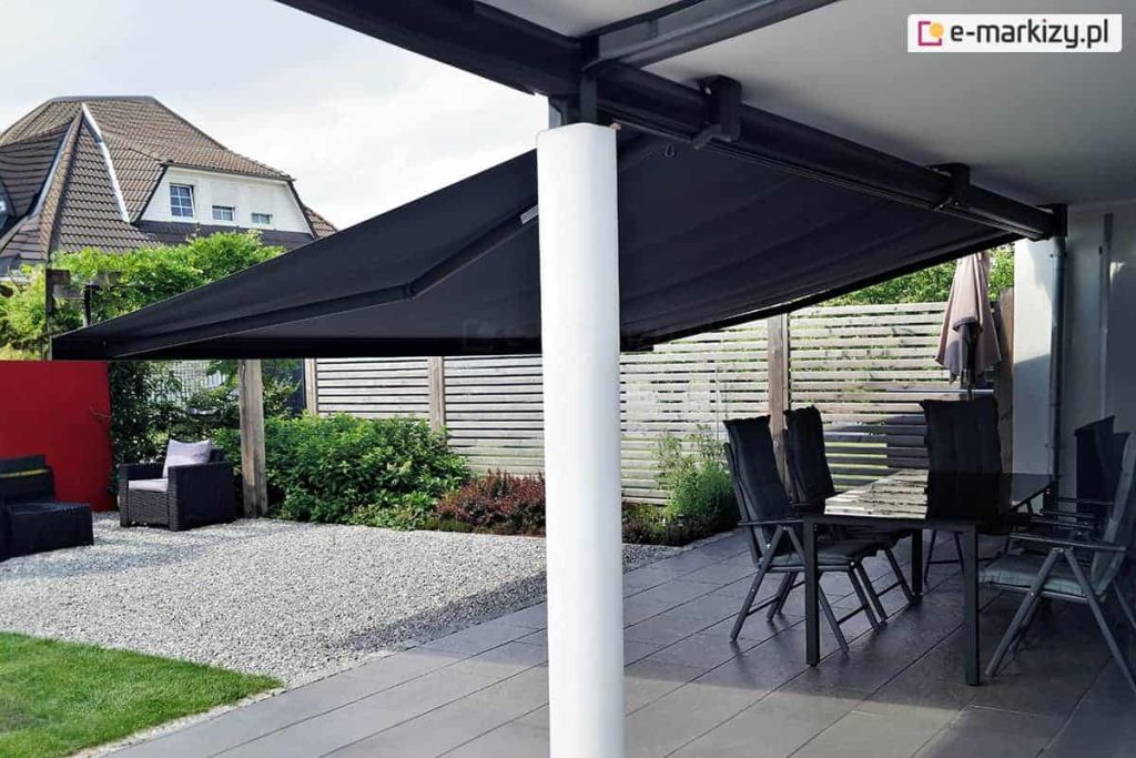 Markiza zamocowana na dwóch wspornikach sufitowych