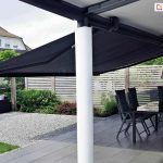 Markiza zamocowana na dwóch wspornikach sufitowych