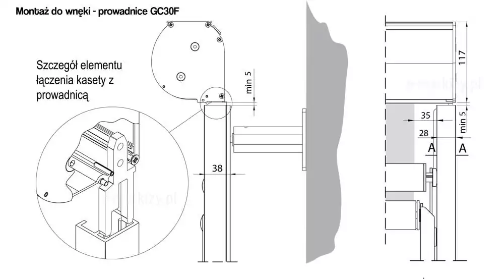 Rysunek techniczny prezentuje produkt markizoroleta 103 Aluprof rodzaje prowadnic, schemat montażu do wnęki systemu markizoleta 103 z zastosowaniem prowadnic GC30F. Na lewym rysunku, przedstawiającym przekrój boczny, widoczna jest zaokrąglona kaseta osłony oraz prowadnica zamontowana z wykorzystaniem dystansu ściennego, co tworzy widoczną szczelinę o szerokości 38 mm między prowadnicą a ścianą. Powiększony detal w okręgu precyzyjnie obrazuje szczegół elementu łączenia kasety z prowadnicą, wskazując na sposób osadzenia trzpienia w górnej części szyny. Prawa część grafiki zawiera widok od frontu z naniesionymi wymiarami, takimi jak wysokość kasety wynosząca 117 mm oraz szerokość prowadnicy 35 mm. Schemat zawiera również oznaczenie przekroju A-A oraz informacje o minimalnym 5 mm odstępie montażowym nad kasetą i prowadnicą, co jest kluczowe dla prawidłowej instalacji osłony we wnęce okiennej.