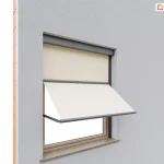 Wizualizacja architektoniczna prezentuje system markizoleta 120 Aluprof zainstalowany we wnęce okiennej, zamontowany bezpośrednio do ramy okna. Grafitowa kaseta oraz pionowe prowadnice boczne są osadzone głębiej we wnęce, przylegając do profilu okiennego, co sprawia, że konstrukcja jest subtelnie zintegrowana z przeszkleniem. Osłona jest w stanie częściowego rozwinięcia: górna część jasnobeżowej tkaniny przylega pionowo do okna, natomiast dolna sekcja jest wysunięta na zewnątrz pod kątem, tworząc charakterystyczny daszek. Ramiona wysięgnikowe, zamocowane do prowadnic, utrzymują materiał w stabilnej pozycji, zapewniając ochronę przed słońcem przy jednoczesnym zachowaniu prześwitu w dolnej części wnęki. Całość ukazana jest na tle jasnej elewacji budynku, z widocznym parapetem zewnętrznym oraz drewnianym profilem ramy okiennej.