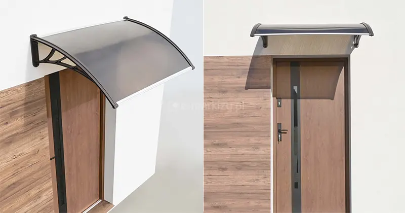 Zdjęcie przedstawia kolaż dwóch grafik prezentujących daszek naddrzwiowy zamontowany nad nowoczesnym wejściem do budynku. Po lewej stronie widoczne jest ujęcie z perspektywy bocznej, ukazujące łukowaty kształt zadaszenia z wypełnieniem z poliwęglanu komorowego w kolorze dymionego brązu oraz czarne, ozdobne wsporniki o konstrukcji ażurowej. Po prawej stronie znajduje się ujęcie od frontu, pokazujące daszek centralnie nad drzwiami, co pozwala ocenić jego szerokość i sposób, w jaki rzuca cień na elewację. Ściana budynku jest biała, z dekoracyjną wstawką z paneli drewnopodobnych o pionowym usłojeniu w sąsiedztwie drzwi. Same drzwi są brązowe, posiadają długi, czarny pochwyt oraz pionowe przeszklenie. Krawędzie daszka są zabezpieczone listwami wykończeniowymi, które współgrają kolorystycznie z czarnymi ramionami montażowymi.