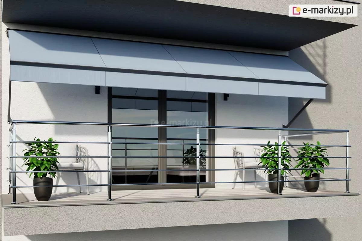 Zdjęcie przedstawia nowoczesny balkon wyposażony w rozłożystą markizę balkonowo-sklepową oraz balustradę ze stali nierdzewnej. Markiza w kolorze jasnoszarym jest zamontowana do białej elewacji budynku pod nawisem kolejnej kondygnacji. Materiał poszycia jest gładki i podzielony na cztery pionowe segmenty, a jej konstrukcja opiera się na bocznych ramionach, które stabilizują wysięg nad przestrzenią wypoczynkową. Poniżej markizy znajduje się okno balkonowe o ciemnych ramach, w którym odbija się otoczenie. Balustrada wykonana z błyszczącego metalu składa się z poziomych prętów zamocowanych do pionowych słupków, tworząc ażurową osłonę balkonu. Na podłodze balkonu, która wyłożona jest jasnymi płytkami, ustawiono trzy dekoracyjne rośliny w ciemnych donicach o zaokrąglonym kształcie. Rośliny mają gęste, zielone liście i są rozmieszczone symetrycznie – jedna po lewej stronie oraz dwie po prawej. W głębi, za balustradą, widoczne są dwa jasne krzesła ogrodowe o plecionej strukturze oparć. Całość aranżacji utrzymana jest w minimalistycznym i nowoczesnym stylu, z dominacją bieli, szarości i metalicznych akcentów.