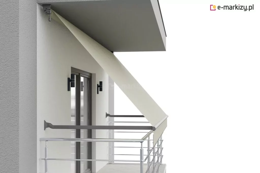 Wizualizacja architektoniczna przedstawia praktyczne zastosowanie produktu, jakim jest markiza balkonowo sklepowa, zamontowana na nowoczesnym balkonie. Osłona została zainstalowana pod betonowym zadaszeniem (sufitem) balkonu za pomocą górnych uchwytów, z których po lewej stronie widoczny jest mechanizm korbowy z uchem do sterowania ręcznego. Jasnobeżowa, gładka tkanina poszycia rozwija się pod skosem, tworząc skuteczną barierę przeciwsłoneczną dla przeszklonych drzwi balkonowych. Dolna belka obciążająca materiał jest wsparta na dwóch poziomych, grafitowych ramionach bocznych, które są przytwierdzone bezpośrednio do bocznych ścian wnęki balkonowej nad chromowaną barierką. Całość kompozycji na tle jasnej elewacji i minimalistycznych czarnych kinkietów podkreśla funkcjonalność markizy w aranżacji przestrzeni wypoczynkowej, chroniąc wnętrze przed nagrzewaniem przy jednoczesnym zachowaniu estetyki budynku.