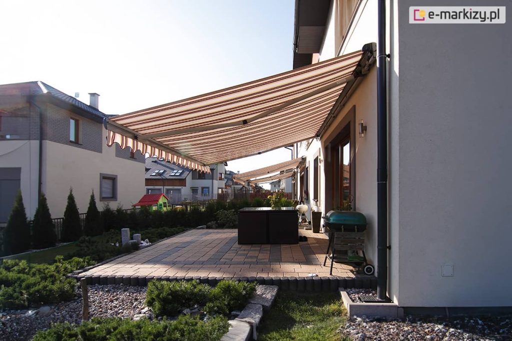 Spójne kolorystycznie markizy Palladio zamontowane w rzędzie