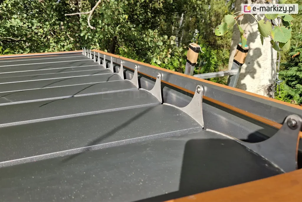 Mechanizm przesuwny dachu lamelowego umożliwiający sterowanie pozycja paneli do pozycji otwartej lub zamkniętej