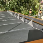 Mechanizm przesuwny dachu lamelowego umożliwiający sterowanie pozycja paneli do pozycji otwartej lub zamkniętej