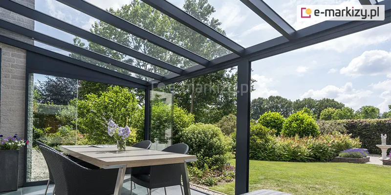 Przejrzysty dach zadaszenia Terano powala cieszyć się otaczającą przyrodą na zabudowanym tarasie