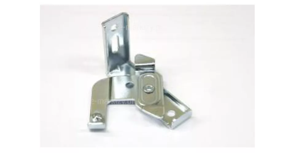 Srebrny metalowy element konstrukcyjny stanowiący wspornik montażowy typu twist przeznaczony do systemów osłonowych takich jak żaluzje drewniane 50 mm. Komponent został wykonany z profilowanej, galwanizowanej stali o wysokim połysku, co zapewnia mu odporność na korozję i uszkodzenia mechaniczne. Konstrukcja wspornika składa się z kilku zintegrowanych części połączonych za pomocą nitów, tworząc sztywną i stabilną bazę montażową. Główna pionowa ścianka elementu posiada podłużny otwór montażowy typu fasolka, który umożliwia precyzyjną regulację poziomu podczas przykręcania do nadproża lub ściany. Dolna część wspornika rozgałęzia się na profilowane ramię zakończone dodatkowym otworem oraz ruchomy mechanizm blokujący z charakterystycznym przetłoczeniem w środkowej części. Całość charakteryzuje się technicznym, przemysłowym wykończeniem z widocznymi zagięciami materiału wzmacniającymi strukturę detalu. Produkt jest kluczowym elementem instalacyjnym pozwalającym na bezpieczne i trwałe osadzenie rynny górnej w sposób inwazyjny.
