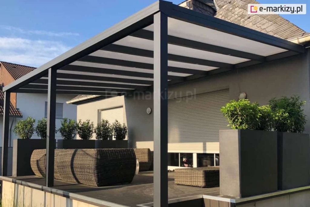 Podwyższony, drewniany taras pod dachem z poliwęglanem komorowym