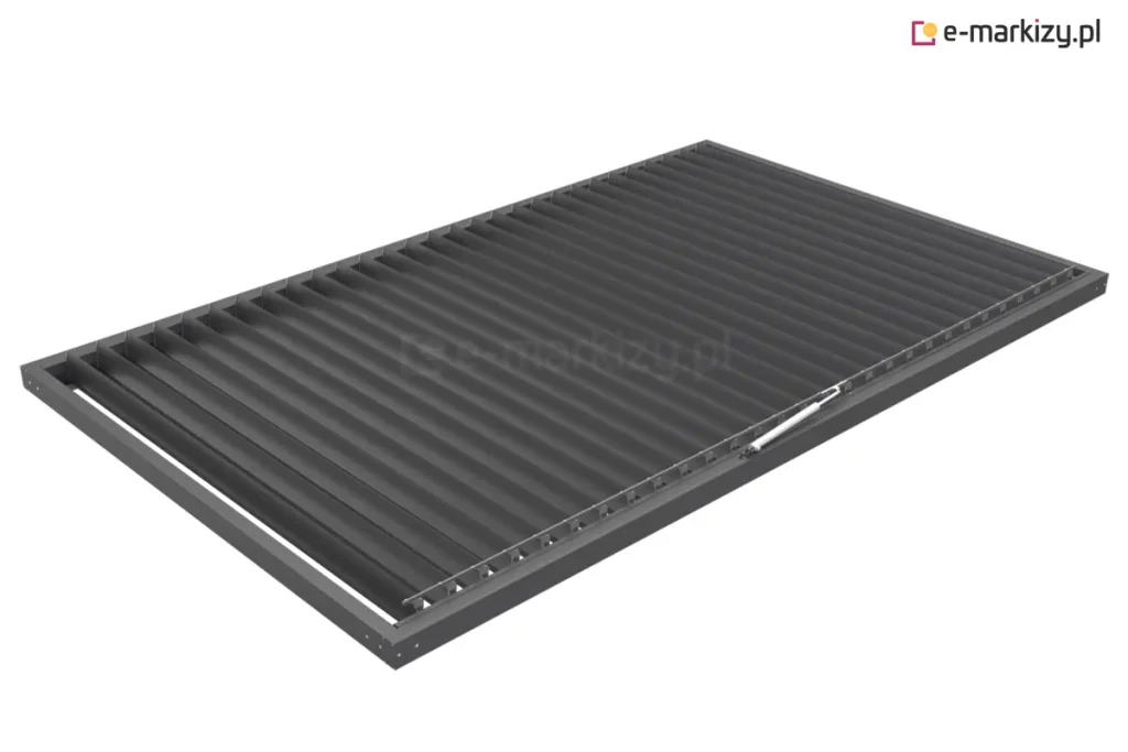 Wizualizacja modułu dachowego pergoli SB400R Aluprof w kolorze antracytowym, przedstawiona z perspektywy z góry pod kątem. Zdjęcie ukazuje prostokątną, aluminiową ramę konstrukcyjną, w której zamontowano szereg równoległych, obracanych lameli. Lamele są ustawione w pozycji lekko uchylonej, co pozwala na wgląd w mechanizm ich mocowania oraz system sterowania. Na bocznej krawędzi ramy widoczny jest liniowy siłownik elektryczny połączony z szyną napędową, która odpowiada za synchroniczną zmianę kąta nachylenia wszystkich piór dachu. Konstrukcja charakteryzuje się matowym wykończeniem i precyzyjnym spasowaniem elementów mechanicznych, typowym dla systemów lamelowych sterowanych automatycznie.