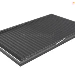 Wizualizacja modułu dachowego pergoli SB400R Aluprof w kolorze antracytowym, przedstawiona z perspektywy z góry pod kątem. Zdjęcie ukazuje prostokątną, aluminiową ramę konstrukcyjną, w której zamontowano szereg równoległych, obracanych lameli. Lamele są ustawione w pozycji lekko uchylonej, co pozwala na wgląd w mechanizm ich mocowania oraz system sterowania. Na bocznej krawędzi ramy widoczny jest liniowy siłownik elektryczny połączony z szyną napędową, która odpowiada za synchroniczną zmianę kąta nachylenia wszystkich piór dachu. Konstrukcja charakteryzuje się matowym wykończeniem i precyzyjnym spasowaniem elementów mechanicznych, typowym dla systemów lamelowych sterowanych automatycznie.