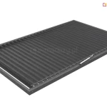 Wizualizacja modułu dachowego pergoli SB400R w kolorze antracytowym, przedstawiona z perspektywy z góry pod kątem. Zdjęcie ukazuje prostokątną, aluminiową ramę konstrukcyjną, w której zamontowano szereg równoległych, obracanych lameli. Lamele są ustawione w pozycji lekko uchylonej, co pozwala na wgląd w mechanizm ich mocowania oraz system sterowania. Na bocznej krawędzi ramy widoczny jest liniowy siłownik elektryczny połączony z szyną napędową, która odpowiada za synchroniczną zmianę kąta nachylenia wszystkich piór dachu. Konstrukcja charakteryzuje się matowym wykończeniem i precyzyjnym spasowaniem elementów mechanicznych, typowym dla systemów lamelowych sterowanych automatycznie.