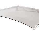 Zdjęcie prezentuje pojedynczy moduł przedłużeniowy do daszka Elegant z wypełnieniem w wersji przezroczystej, służący do rozbudowy systemu zadaszeń. Produkt składa się z wygiętej w łuk, transparentnej płyty akrylowej o gładkiej powierzchni, która zapewnia maksymalną przepuszczalność światła. Przednia krawędź modułu jest wykończona aluminiowym profilem rynnowym o cylindrycznym kształcie w kolorze srebrnym, zakończonym białą zaślepką. Na tylnej krawędzi znajduje się prosta, aluminiowa listwa montażowa z fabrycznymi otworami, przeznaczona do mocowania przy ścianie. Boczna krawędź płyty jest oszlifowana i przygotowana do wsunięcia w systemowy wspornik łączący, co pozwala na tworzenie długich ciągów zadaszeń. Całość ukazana jest na białym tle z perspektywy bocznej, podkreślającej lekkość i nowoczesny design elementu.