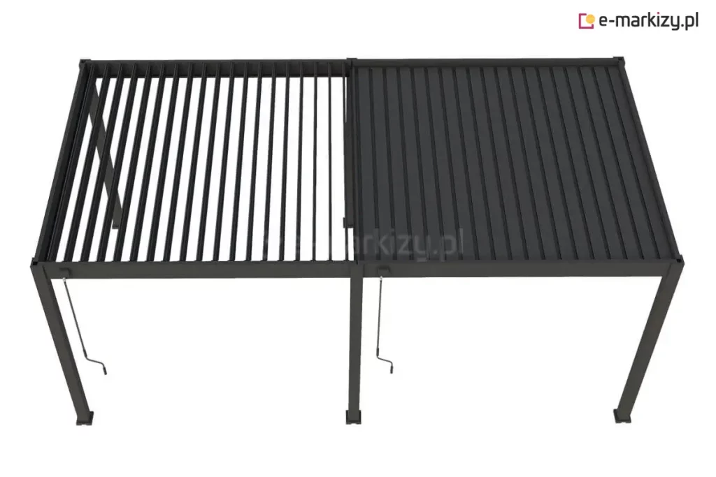 Zdjęcie prezentuje modułową pergolę lamelową Marlo w kolorze antracytowym, składającą się z dwóch sekcji zadaszenia wspartych na sześciu aluminiowych słupach. Widok z góry ukazuje funkcjonalność niezależnego sterowania każdym modułem: w lewej części lamele są całkowicie otwarte, ustawione pionowo, co odsłania wnętrze konstrukcji, natomiast w prawej części lamele pozostają domknięte, tworząc jednolitą, płaską powierzchnię dachu. Na przednich słupach obu sekcji zamontowane są manualne mechanizmy korbowe z drążkami służące do regulacji kąta nachylenia piór. Całość konstrukcji posiada matowe wykończenie i jest osadzona na kwadratowych stopach montażowych, a prezentacja na białym tle uwydatnia techniczne detale łączenia modułów.