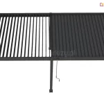 Zdjęcie prezentuje modułową pergolę lamelową Marlo w kolorze antracytowym, składającą się z dwóch sekcji zadaszenia wspartych na sześciu aluminiowych słupach. Widok z góry ukazuje funkcjonalność niezależnego sterowania każdym modułem: w lewej części lamele są całkowicie otwarte, ustawione pionowo, co odsłania wnętrze konstrukcji, natomiast w prawej części lamele pozostają domknięte, tworząc jednolitą, płaską powierzchnię dachu. Na przednich słupach obu sekcji zamontowane są manualne mechanizmy korbowe z drążkami służące do regulacji kąta nachylenia piór. Całość konstrukcji posiada matowe wykończenie i jest osadzona na kwadratowych stopach montażowych, a prezentacja na białym tle uwydatnia techniczne detale łączenia modułów.