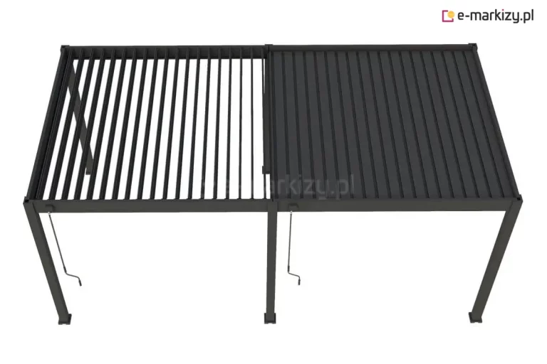 Zdjęcie prezentuje modułową pergolę lamelową Marlo w kolorze antracytowym, składającą się z dwóch sekcji zadaszenia wspartych na sześciu aluminiowych słupach. Widok z góry ukazuje funkcjonalność niezależnego sterowania każdym modułem: w lewej części lamele są całkowicie otwarte, ustawione pionowo, co odsłania wnętrze konstrukcji, natomiast w prawej części lamele pozostają domknięte, tworząc jednolitą, płaską powierzchnię dachu. Na przednich słupach obu sekcji zamontowane są manualne mechanizmy korbowe z drążkami służące do regulacji kąta nachylenia piór. Całość konstrukcji posiada matowe wykończenie i jest osadzona na kwadratowych stopach montażowych, a prezentacja na białym tle uwydatnia techniczne detale łączenia modułów.