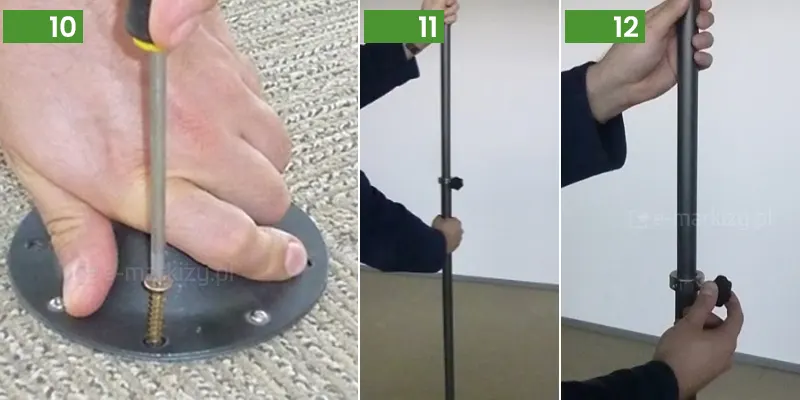 Zestawienie trzech kolejnych zdjęć prezentujących proces montażu podpory Standard do markiz. Zdjęcie numer 10 przedstawia dłoń montera przytrzymującą okrągłą, czarną podstawę podpory markizy podczas jej przykręcania do podłoża. Śrubokręt z żółto-czarną rękojeścią jest używany do wkręcania długiego, metalowego wkrętu w jeden z otworów montażowych znajdujących się na obrzeżu stopy. Podłoże ma wyraźną, chropowatą strukturę w odcieniach szarości i beżu. Zdjęcie numer 11 ukazuje dłonie montera trzymające pionowo ustawioną, antracytową podporę teleskopową. Rura składa się z dwóch segmentów o różnej średnicy, połączonych centralnie metalowym pierścieniem z czarnym pokrętłem blokującym. Monter ustawia wysokość podpory w pustym pomieszczeniu o jasnych ścianach i gładkiej posadzce. Zdjęcie numer 12 prezentuje zbliżenie na regulację mechanizmu blokującego podporę teleskopową. Jedna dłoń trzyma górną część profilu, a druga dokręca czarne, wieloramienne pokrętło umieszczone na pierścieniu zaciskowym. Mechanizm ten znajduje się w połowie wysokości kolumny i służy do stabilizacji wysuniętego ramienia podpory po dopasowaniu jej długości do wysokości markizy.