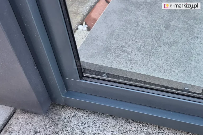 Zbliżenie na stałe okno do zadaszeń fest zamocowane w specjalnie stworzonej ramie z profili w kolorze zadaszenia, dzięki czemu całość nabiera spójnego wyglądu.