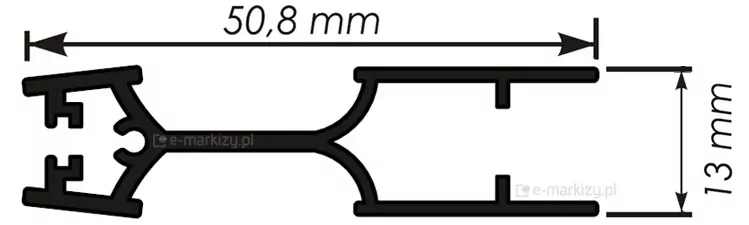 Rysunek techniczny przedstawia przekrój poprzeczny aluminiowego profilu składowego systemu moskitiera fit-zag, ukazanego w formie czarnego schematu na białym tle. Grafika zawiera precyzyjne zwymiarowanie kluczowych parametrów konstrukcyjnych za pomocą linii pomocniczych zakończonych grotami strzałek. Szerokość całkowita profilu, mierzona w najszerszym punkcie wzdłuż osi poziomej, wynosi 50,8 mm. Wysokość elementu, zaznaczona pionową linią wymiarową po prawej stronie, wynosi 13 mm. Profil ma złożony kształt z wyraźnie zarysowanymi komorami i wypustkami: lewa część posiada wcięcie w kształcie litery C służące do montażu uszczelek lub elementów prowadzących, natomiast prawa część tworzy otwarty kanał w kształcie litery U. Obie sekcje połączone są przewężeniem w osi środkowej. Schemat ten szczegółowo obrazuje parametry gabarytowe moskitiery fit-zag, co jest istotne z punktu widzenia planowania montażu w świetle wnęki okiennej lub na ramie okna.