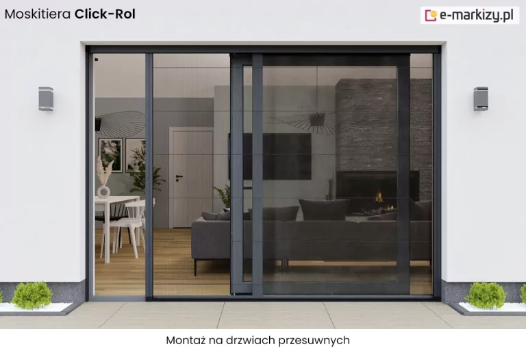 Widok na elewację nowoczesnego budynku mieszkalnego z zainstalowaną moskitierą balkonową typu Click-Rol, która jest osadzona w ramie dużych drzwi przesuwnych prowadzących na taras. Konstrukcja moskitiery posiada antracytowy profil aluminiowy, który precyzyjnie współgra z kolorystyką stolarki otworowej oraz białym tynkiem ścian zewnętrznych. Siatka w kolorze ciemnoszarym, o charakterystycznej plisowanej strukturze, została częściowo zsunięta, odsłaniając widok na przytulnie zaaranżowane wnętrze salonu, w którym widoczne są elementy takie jak szara sofa, jadalniany stół z krzesłami, dekoracyjne rośliny w donicach oraz nowoczesny kominek, nadający całości domowego charakteru. Zdjęcie wykonane na wprost ukazuje symetryczny montaż systemu, uwzględniając detale takie jak pionowe prowadnice boczne oraz dolny profil montażowy, który jest niemal w pełni zintegrowany z płaszczyzną podłogi tarasu wyłożonej płytami gresowymi. Kompozycja wizualna całości jest dopełniona przez umieszczone po obu stronach wnęki drzwiowej minimalistyczne kinkiety oświetleniowe oraz symetrycznie posadzone krzewy ozdobne, co podkreśla wysoką dbałość o estetykę otoczenia budynku przy jednoczesnym zachowaniu funkcjonalności ochrony przed insektami.