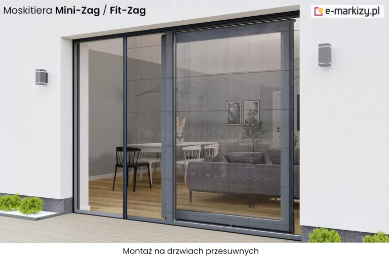 Grafika przedstawia produkt Fit-Zag moskitiera drzwiowa plisowana montaż zrealizowany na dwuskrzydłowych drzwiach przesuwnych tarasowych. Zdjęcie ukazuje produkt od strony zewnętrznej budynku, prezentując nowoczesną elewację w kolorze białym z ciemniejszym cokołem przy ziemi. System moskitiery składa się z ciemnoszarej ramy aluminiowej, która jest idealnie dopasowana do koloru stolarki otworowej. Po lewej stronie drzwi, w świetle przejścia, widoczna jest rozwinięta, czarna siatka o charakterystycznej strukturze plis (harmonijki), która jest utrzymywana w pionie przez cienki, czarny profil przesuwny. Druga część moskitiery pozostaje złożona przy ramie prawego skrzydła drzwiowego, które jest przeszklone i odbija wnętrze nowoczesnego salonu z widoczną kanapą, stołem jadalnianym oraz dekoracyjnymi lampami. Całość konstrukcji osadzona jest w dyskretnych prowadnicach: górnej zamontowanej pod nadprożem oraz dolnej, bardzo niskiej, przytwierdzonej do jasnego podłoża tarasu. Po obu stronach wnęki drzwiowej na ścianie zamontowano prostopadłościenne, szare kinkiety zewnętrzne. W dolnych rogach kadru widać niewielkie, zielone krzewy ozdobne w białej posypce kamiennej. Na górze obrazu umieszczono czarny tekst z nazwą modelu moskitiery, natomiast na dole znajduje się informacja o rodzaju montażu na drzwiach przesuwnych.