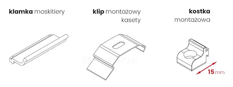 Rysunek techniczny przedstawia trzy kluczowe akcesoria montażowe wykorzystywane w systemie, jakim jest moskitiera drzwiowa rolowana, zaprezentowane w formie czarno-białych szkiców izometrycznych na białym tle. Pierwszy element od lewej strony to klamka moskitiery, mająca postać podłużnego profilu o ergonomicznym, zaokrąglonym kształcie, który umożliwia wygodne chwytanie i przesuwanie siatki. Środkowa grafika ukazuje klip montażowy kasety, będący wygiętym elementem z metalu z podłużnym otworem technologicznym w centralnej części, służącym do stabilnego zatrzaśnięcia i unieruchomienia głównej kasety z mechanizmem sprężynowym. Trzeci rysunek po prawej stronie prezentuje detal o nazwie kostka montażowa, która posiada wyprofilowany otwór pod wkręt oraz charakterystyczny ząbek stabilizujący. Przy kostce montażowej naniesiono czerwoną dwustronną strzałkę z opisem 15 mm, wskazującą precyzyjny wymiar szerokości podstawy tego elementu. Wszystkie podzespoły są opisane czytelną czcionką bezszeryfową umieszczoną bezpośrednio nad grafikami, co pozwala na szybką identyfikację części niezbędnych do poprawnej instalacji i eksploatacji moskitiery.