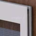 Zbliżenie narożnika z wewnętrznym łączeniem w moskitierze Saloon w kolorze białym z czarną siatka.