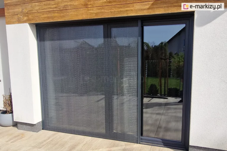 Moskitiera ZigZag pozwala na osłonięcie okna do 3 m szerokości. Plisowana siatka może być zatrzymana w dowolnej pozycji, a łatwy montaż do wnęki okna pozwala na jego samodzielne wykonanie.