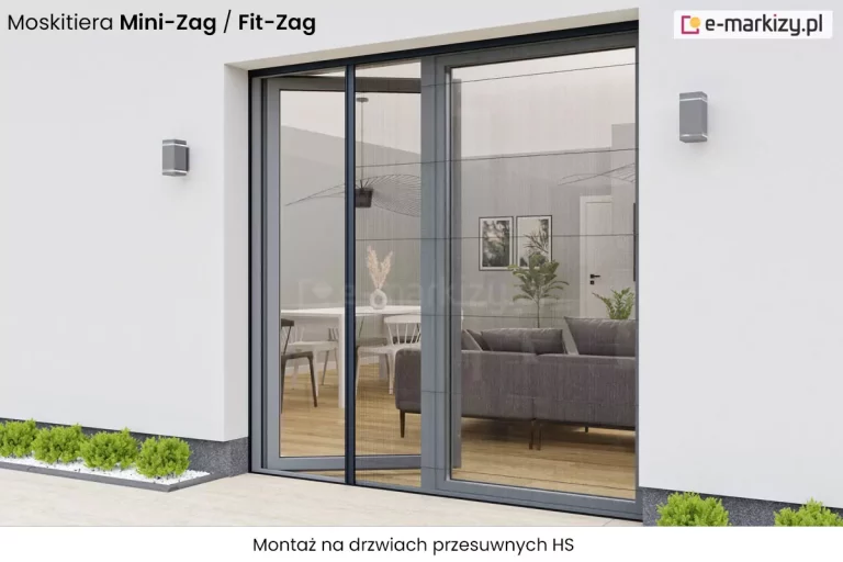 Zdjęcie prezentuje szerokie drzwi tarasowe typu HS z zamontowaną moskitierą plisowaną model Mini-Zag / Fit-Zag w kolorze antracytowym. Produkt jest zainstalowany na zewnętrznej elewacji nowoczesnego budynku o białych ścianach, na których symetrycznie po obu stronach wnęki okiennej umieszczono szare, prostokątne kinkiety zewnętrzne. Przez transparentną, czarną siatkę o strukturze plisy widać nowocześnie urządzone pomieszczenie z szarą kanapą, białym stołem jadalnianym, krzesłami oraz dekoracyjną lampą wiszącą. Konstrukcja ramy moskitiery idealnie pokrywa się z liniami stolarki okiennej w kolorze ciemnoszarym. U dołu elewacji widoczna jest szara podmurówka oraz pas dekoracyjnych zielonych krzewów posadzonych w białym żwirku, co podkreśla estetykę wykończenia tarasu. W górnej części grafiki znajduje się techniczny napis informujący o modelu produktu Moskitiera Mini-Zag / Fit-Zag, a w dolnej części widnieje podpis wskazujący na zastosowanie: Montaż na drzwiach przesuwnych HS. Całość obrazu ma charakter informacyjny, przedstawiając produkt w rzeczywistej aranżacji architektonicznej.