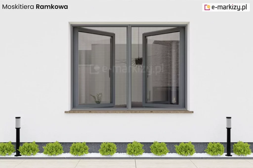 Dwuskrzydłowe okno z ramką w kolorze antracytu umieszczone w jasnej elewacji budynku, z grafitową podmurówką przy której na wyłożonym drobnymi kamieniami pasie ziemi zasadzono w równych odstępach przycięte w kształt kulki iglaki oraz postawiono dwie czarne latarnie w formie słupków. Na otwartym oknie, za którym widoczna jest nowoczesna, druciana lampa sufitowa, zainstalowane są dwie moskitiery ramkowe okienne z ramką w kolorze antracytowym i czarną siatką. W lewym górnym rogu umieszczony napis "Moskitiera ramkowa"