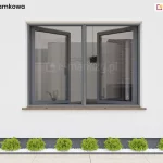 Dwuskrzydłowe okno z ramką w kolorze antracytu umieszczone w jasnej elewacji budynku, z grafitową podmurówką przy której na wyłożonym drobnymi kamieniami pasie ziemi zasadzono w równych odstępach przycięte w kształt kulki iglaki oraz postawiono dwie czarne latarnie w formie słupków. Na otwartym oknie, za którym widoczna jest nowoczesna, druciana lampa sufitowa, zainstalowane są dwie moskitiery ramkowe okienne z ramką w kolorze antracytowym i czarną siatką. W lewym górnym rogu umieszczony napis "Moskitiera ramkowa"