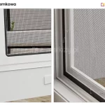 Moskitiera ramkowa okienna z aluminiowym profilem i kołnierzem przylegającym do ramy okna. Na zdjęciu widoczne są zaczepy sprężynowe, które umożliwiają szybki i bezinwazyjny montaż moskitiery bez wiercenia. Kołnierz stabilizuje całą konstrukcję i zapewnia estetyczne wykończenie, a sprężyny dociskowe utrzymują ramkę pewnie w otworze okiennym, zapewniając skuteczną ochronę przed owadami.