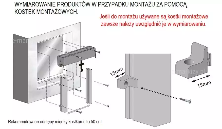 Grafika o charakterze instruktażowym przedstawia zasady wymiarowania produktów w sytuacji, gdy moskitiera okienna rolowana jest instalowana przy użyciu specjalistycznych kostek montażowych. W centralnej części obrazu znajduje się izometryczny schemat wnęki okiennej z rozłożonymi elementami systemu, takimi jak pozioma kaseta oraz pionowe prowadnice, do których przytwierdzone są plastikowe kostki montażowe. Nad rysunkiem umieszczono wyraźne nagłówki w języku polskim informujące, że w przypadku korzystania z tych elementów, należy je zawsze uwzględnić w procesie wymiarowania otworu. Po prawej stronie grafiki znajdują się dwa szczegółowe powiększenia detalu kostki. Pierwszy z nich pokazuje element zamontowany na profilu prowadnicy z zaznaczoną strzałką szerokością wynoszącą 15 mm, do którego kieruje strzałka wskazująca sposób przykręcenia wkręta. Drugi detal to trójwymiarowy model samej kostki o charakterystycznym kształcie litery L z otworem montażowym, przy którym również widnieje wymiar 15 mm. W dolnej części zdjęcia znajduje się ważna uwaga techniczna informująca, że rekomendowane odstępy między kostkami podczas instalacji to 50 cm. Całość ilustracji wykonana jest w czytelnej, szaro-białej stylistyce z czerwonymi akcentami tekstowymi, co ułatwia zrozumienie, jak poprawnie powinna zostać zmierzona i przygotowana moskitiera okienna rolowana w tym konkretnym wariancie montażu.