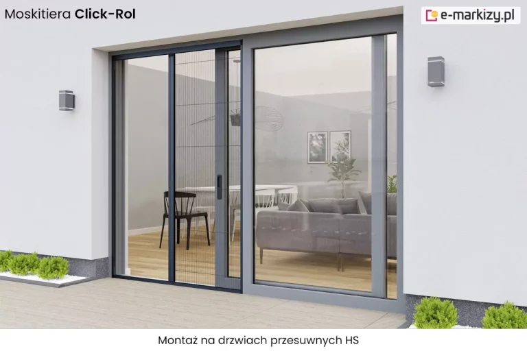 Zdjęcie przedstawia nowoczesną moskitierę plisowaną Click-Rol zamontowaną na dużych, przeszklonych drzwiach przesuwnych typu HS. System moskitiery składa się z ciemnoszarej, aluminiowej ramy zintegrowanej z ościeżnicą drzwi balkonowych oraz charakterystycznej siatki ułożonej w harmonijkę, która przesuwa się poziomo. Na obrazku moskitiera jest częściowo zasunięta, zasłaniając lewe skrzydło drzwiowe, podczas gdy prawe skrzydło pozostaje całkowicie przeszklone i odsłonięte. Czarna siatka ochronna ma gęstą strukturę, która chroni wnętrze przed owadami, zachowując jednocześnie wysoką przezierność. Przez szybę drzwi widać nowocześnie urządzone wnętrze salonu z szarą kanapą, białym stołem jadalnianym z czarnymi krzesłami oraz subtelnymi dekoracjami ściennymi i oświetleniem w formie minimalistycznego żyrandola. Elewacja budynku jest biała i gładka, a po obu stronach wnęki drzwiowej zamontowano geometryczne, szare kinkiety zewnętrzne oświetlające taras. Podłoże tarasu wyłożone jest jasnymi, wielkoformatowymi płytami o strukturze kamienia, a wzdłuż ściany budynku znajduje się pas białego żwiru z równomiernie posadzonymi, niskimi, zielonymi krzewami ozdobnymi. W lewym górnym rogu grafiki znajduje się napis Moskitiera Click-Rol, a na dole umieszczono podpis informujący o sposobie instalacji, czyli Montaż na drzwiach przesuwnych HS.