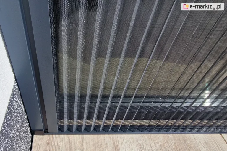 Solidne, aluminiowe profile moskitiery oraz plisowana siatka moskitiery Zig-Zag tworzą szczelną i skuteczną osłonę przeciw komarom i innym owadom.